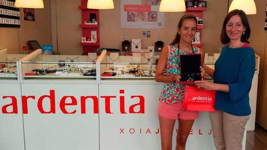 La ganadora del concurso Brotes recibe su premio en Ardentia.