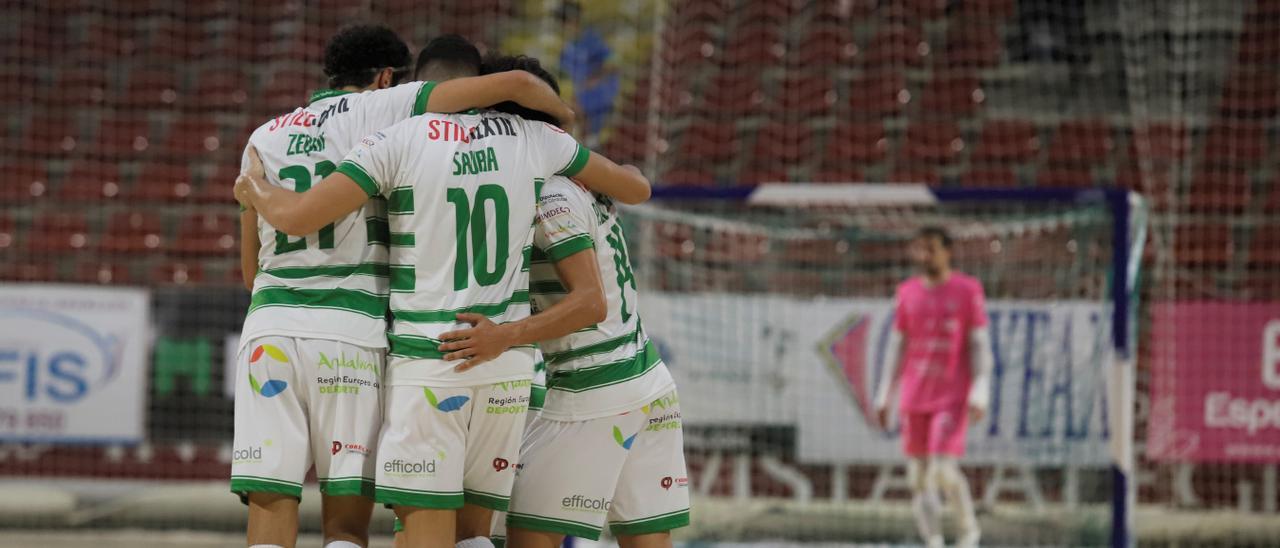 Jugadores del Córdoba Futsal celebran un gol en el Palacio Vista Alegre.