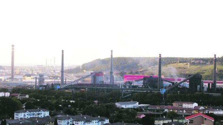 La humareda producida el pasado miércoles tras el incendio en una bomba de benzol, vista desde el barrio de Llaranes. / reproducción de mara villamuza