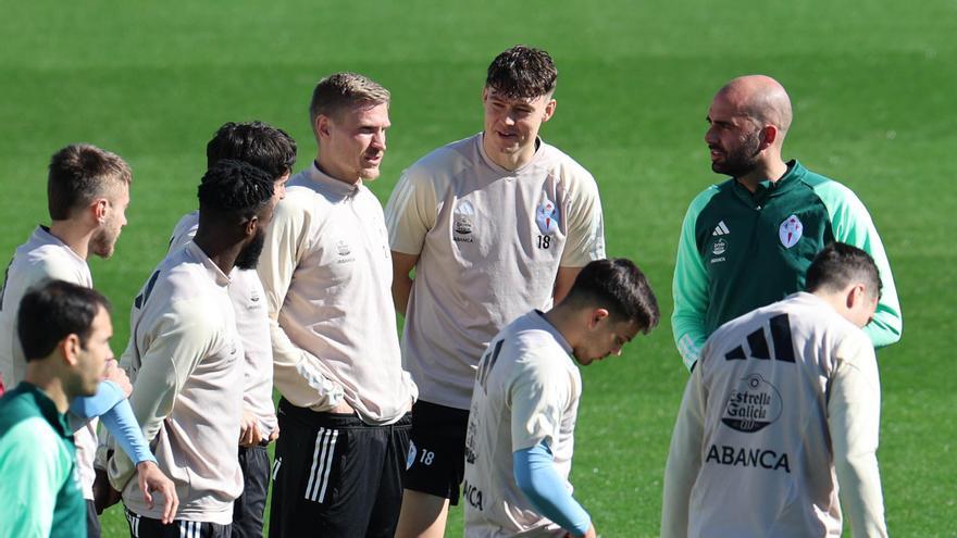 Claudio Giráldez charla con los jugadores del Celta durante su primer entrenamiento