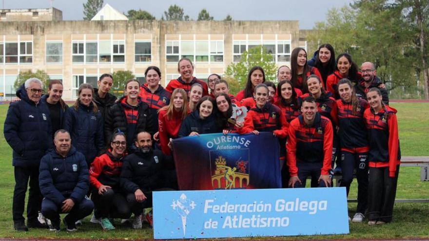 Formación de Ourense Atletismo, con las estradenses entre ellas.