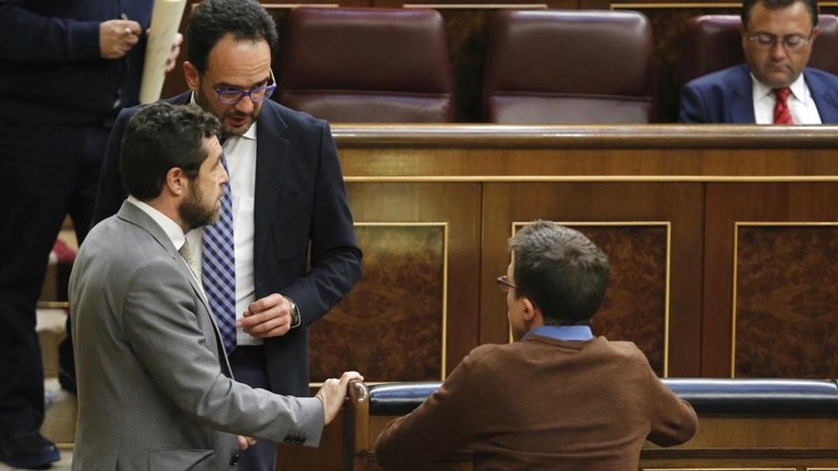 Íñigo Errejón (de espaldas) conversa con Antonio Hernando en el hemiciclo.