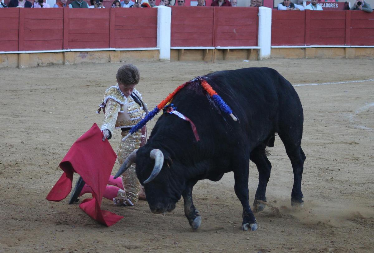 Trasteo de rodillas de Borja Jiménez al sexto de la tarde.