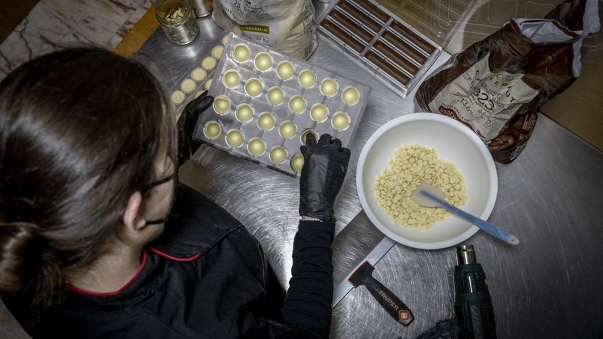 Laura Castro, en su obrador con moldes para los bombones que produce.