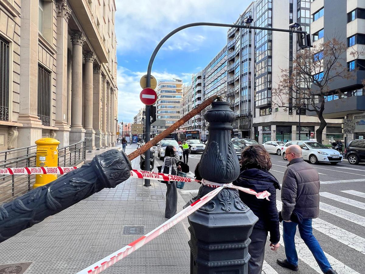 Cae una farola en el centro de València y deja al menos un herido