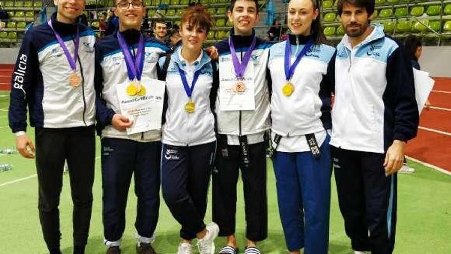 Parte de los medallistas del club moañés. // FDV