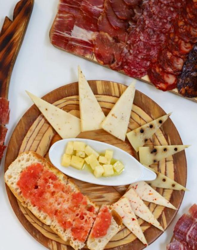 Este restaurante ofrece jamón ibérico y queso manchego gratis en pleno centro de Barcelona
