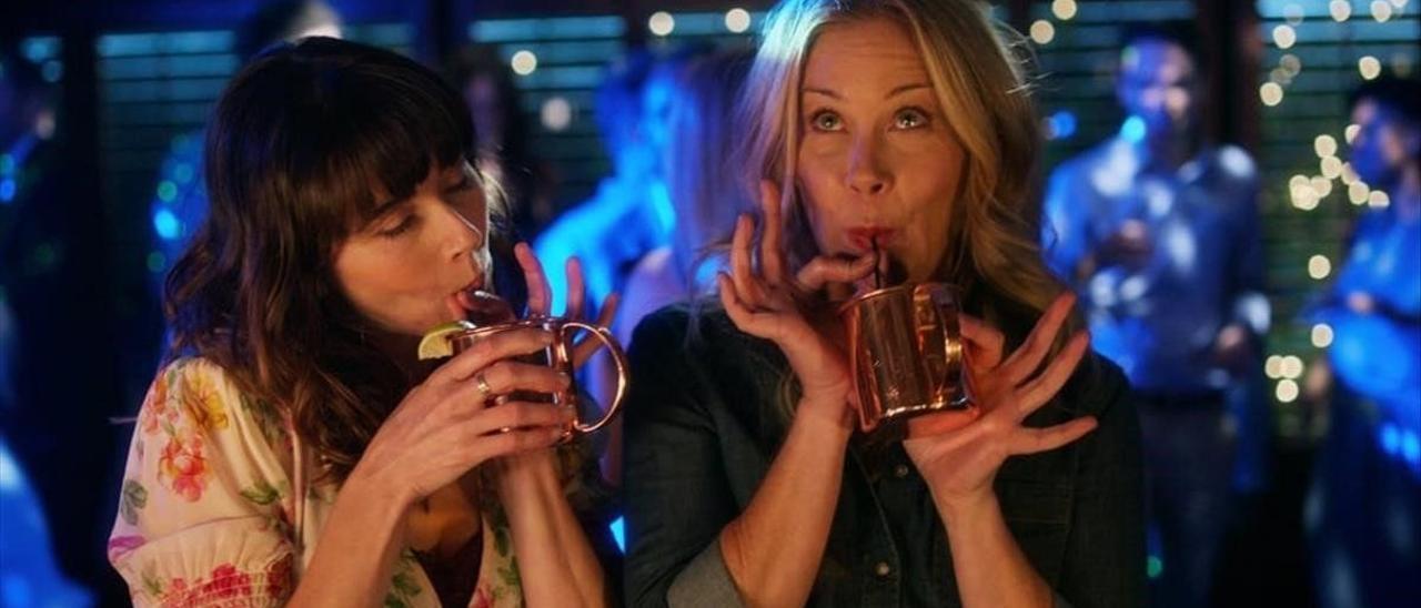 Linda Cardellini y Christina Applegate, protagonistas de ’Dead to me’ y achispadas en no pocos capítulos.