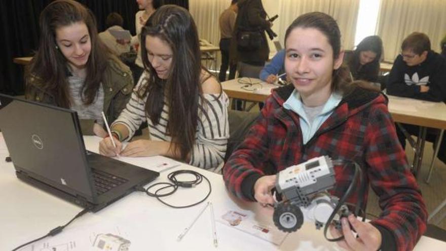 Participantes, ayer, en el concurso de robótica. / víctor echave