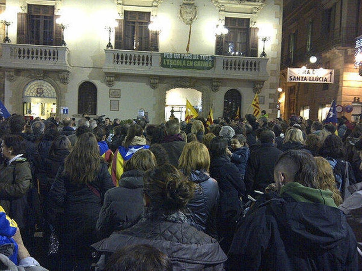 Moment de la lectura del manifest a Vilafranca del Penedès (Alt Penedès), on va sonar l’himne dels Segadors i crits d’’independència’.