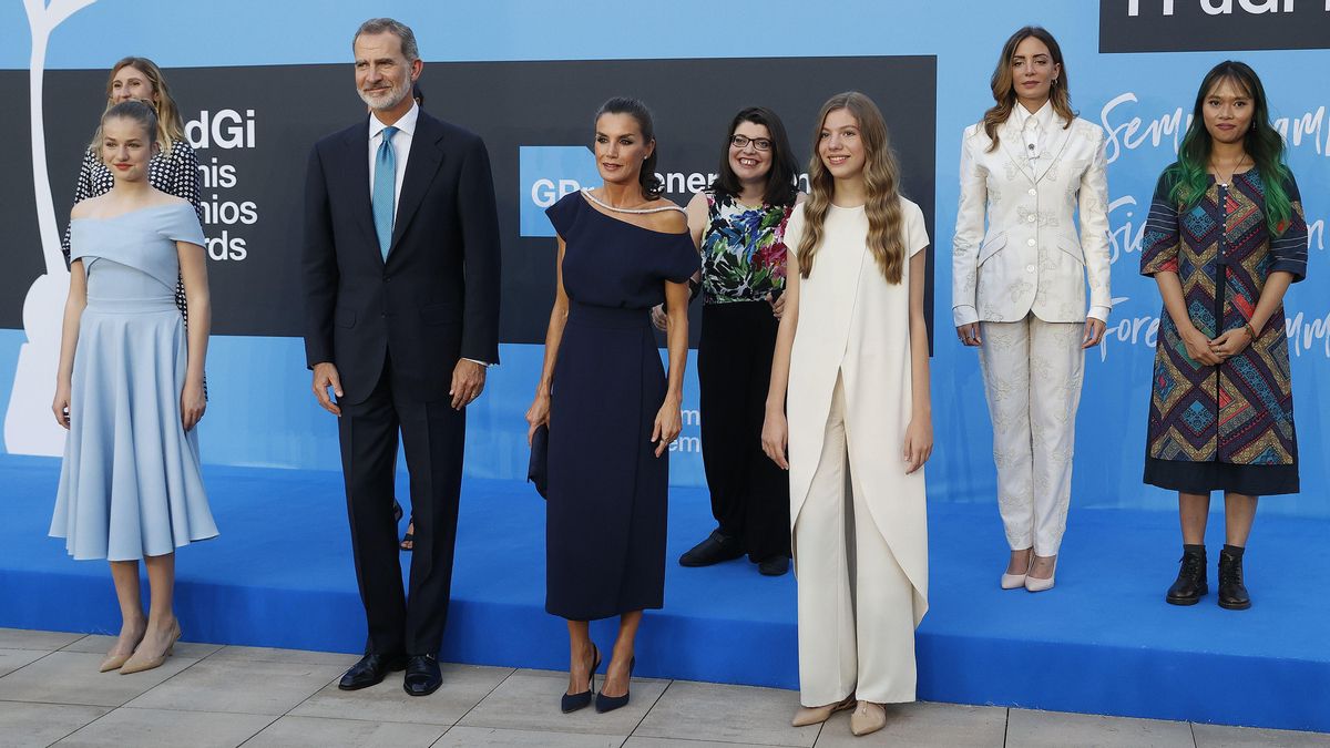 Los reyes Felipe VI y Letizia, la princesa Leonor (2i) y la infanta Sofía (3d) posan junto a las galardonadas en los Premios de la Fundación Princesa de Girona, Elisenda Bou-Balust, Eleonora Viezzer, Claudia Tecglen, María Hervás y Trang Nguyen.