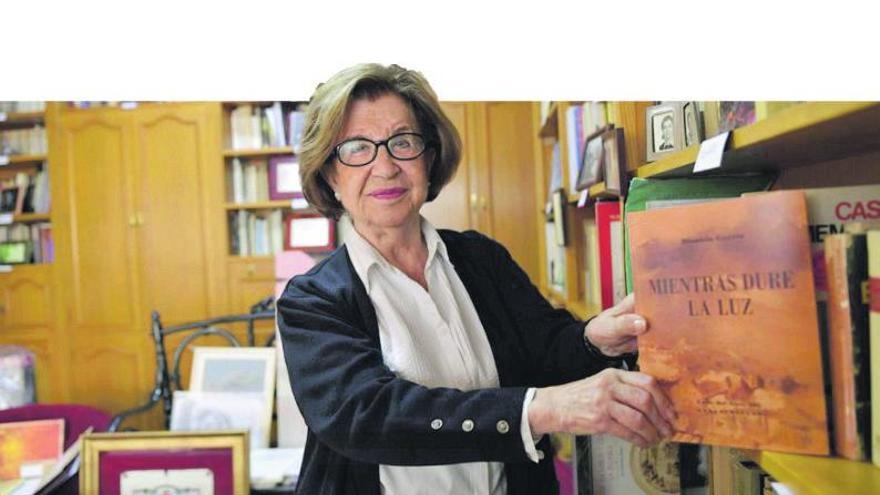 Dionisia García muestra en su domicilio la portada del último libro publicado tras su ‘obra completa’.
