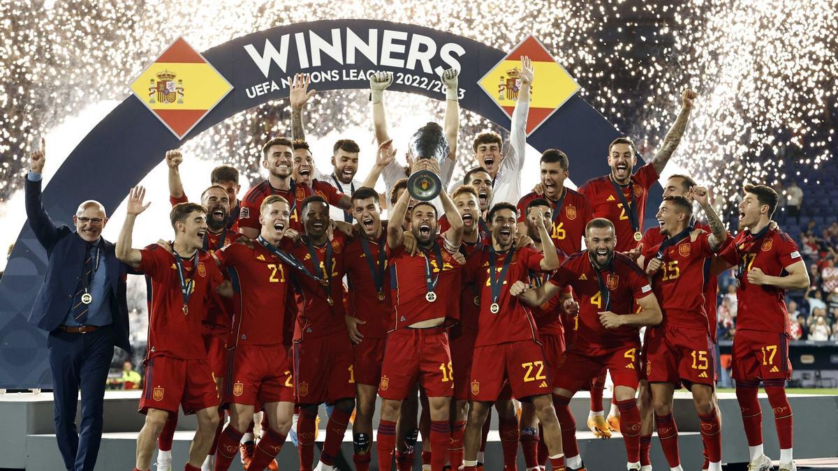 La selección española levantando el trofeo de la Nations League