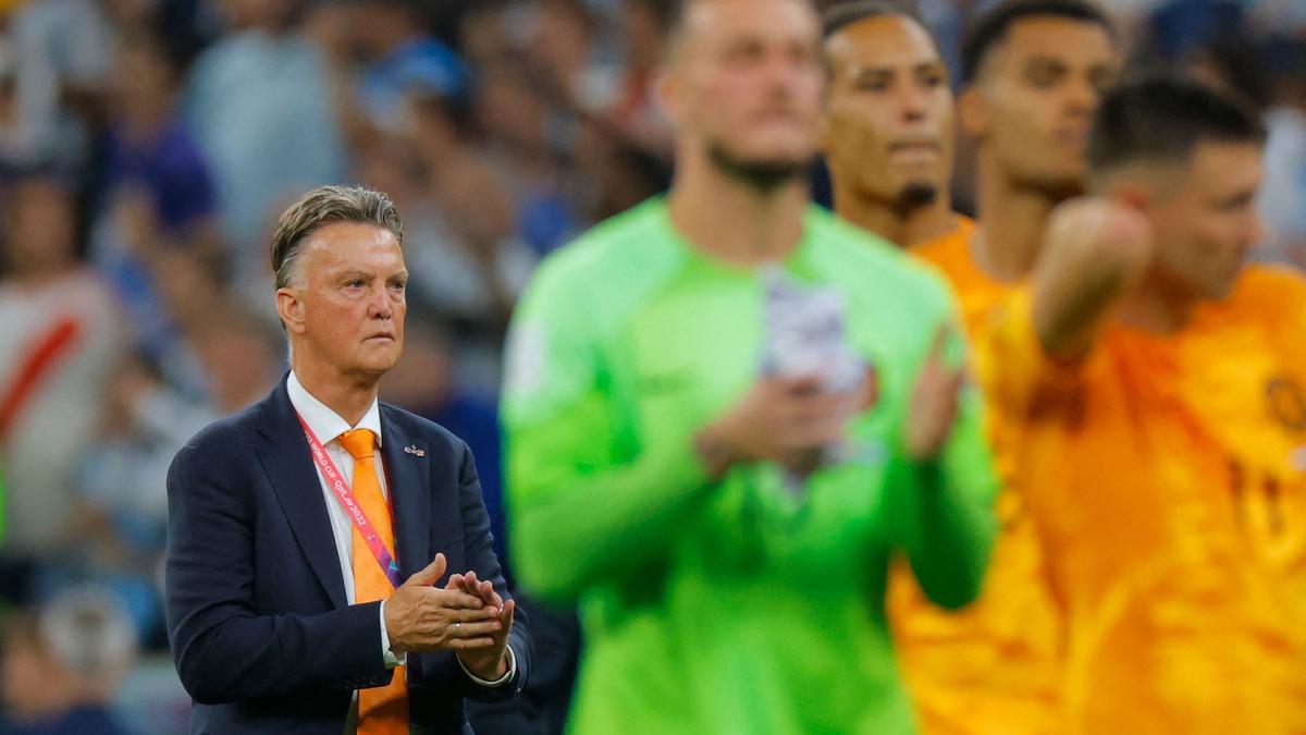 Van Gaal aplaude a los aficionados neerlandeses ene l estadio Lusail.