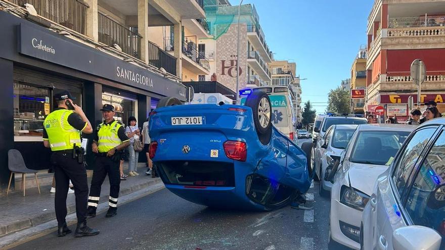 Agentes de la Policía Local, junto al coche volcado en Can Pastilla.