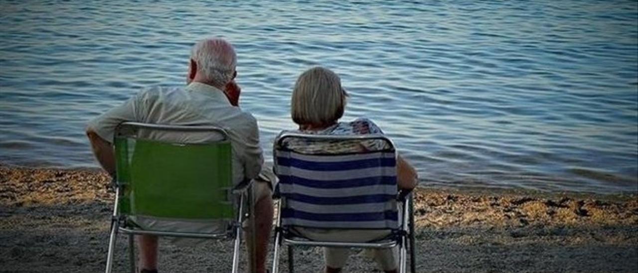 Una pareja de pensionistas se relaja frente al mar | EP