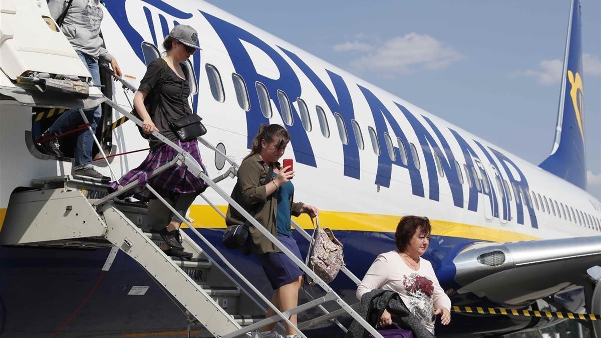 Unos pasajeros desembarcan de un vuelo de Ryanair.