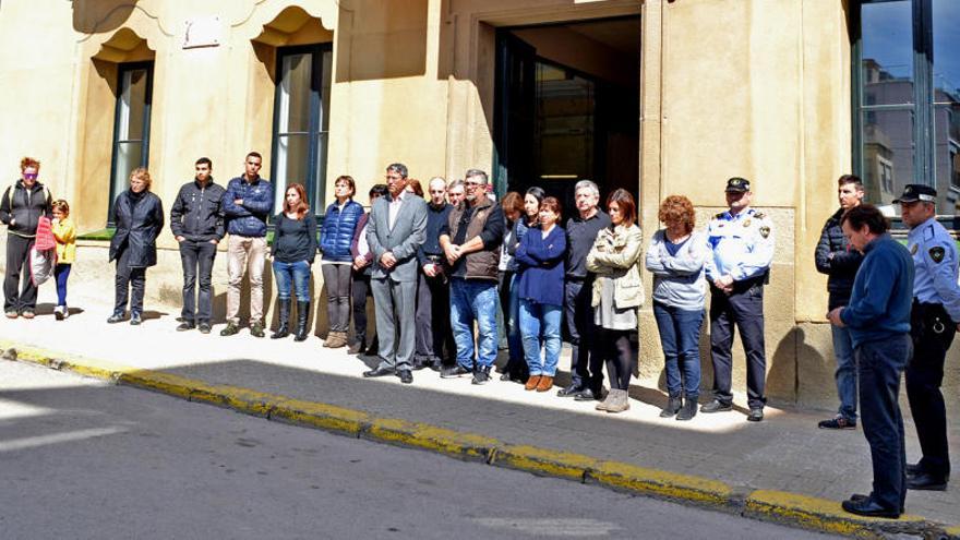 La concentració i el minut de silenci davant l&#039;ajuntament de Súria.