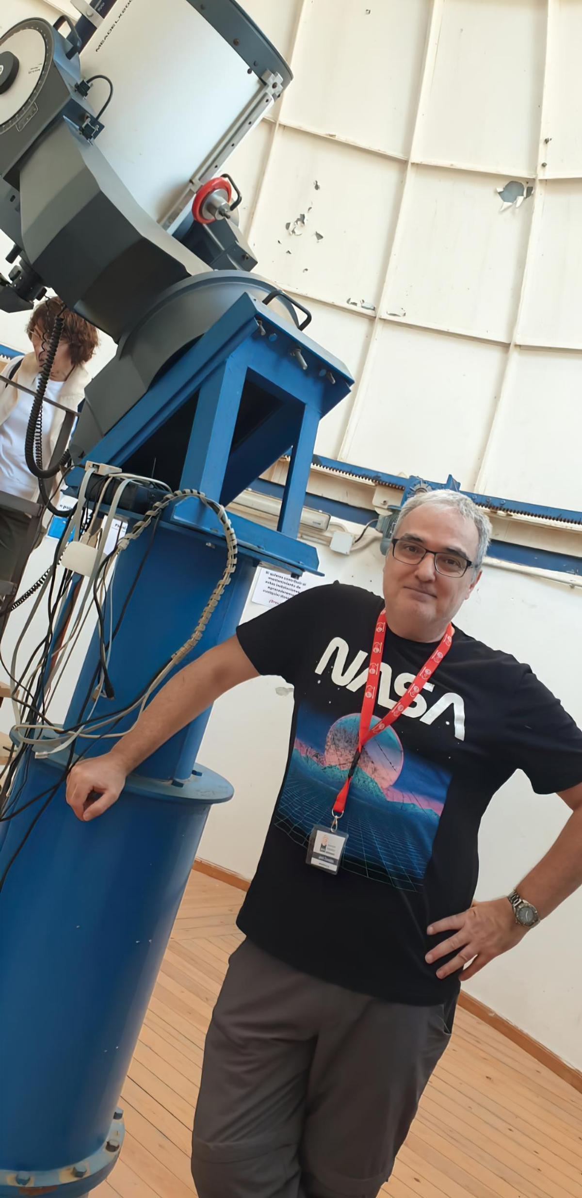 Jordi Cornelles junto al telescopio Meade de 16 pulgadas