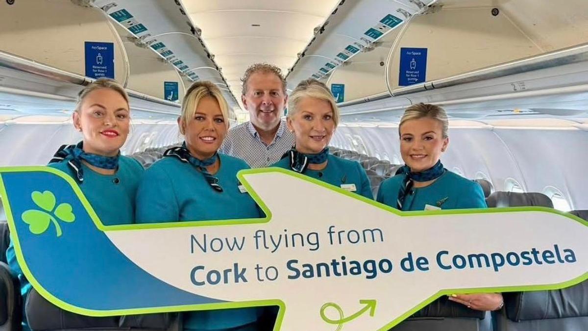 Personal de Aer Lingus celebrando la nueva conexión Santiago-Cork.
