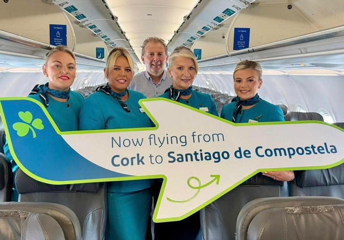 Personal de Aer Lingus celebrando la nueva conexión Santiago-Cork.