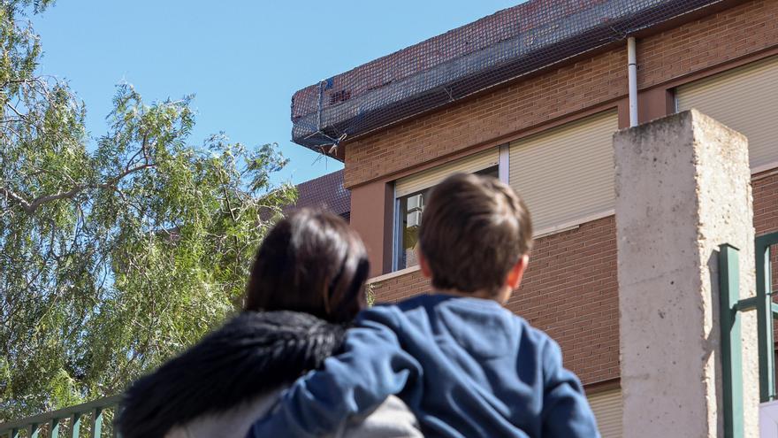 Una cornisa desprendida en el colegio Enric Valor de Alicante sigue sin repararse después de seis años