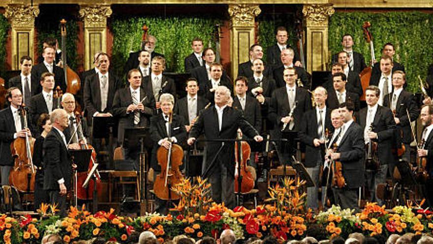 Daniel Barenboim saluda, al frente de la Filarmónica de Viena, ayer, tras el Concierto de Año Nuevo en la capital austriaca. / efe