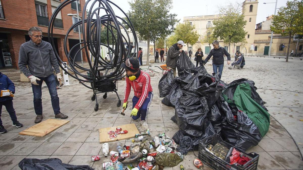 Edgar Massegú comença a dissenyar l’obra amb totes les deixalles recollides. | MARC MARTÍ