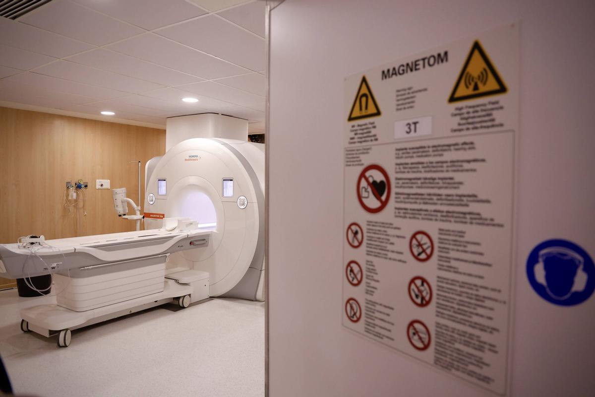 El delegado del Gobierno andaluz, Adolfo Molina; la delegada de Salud y Consumo, María Jesús Botella; el director gerente del Hospital Reina Sofía, Francisco Triviño, y la jefa de servicio de Radiodiagnóstico, Marina Álvarez, visitan la nueva resonancia magnética de 3T del Hospital Reina Sofía