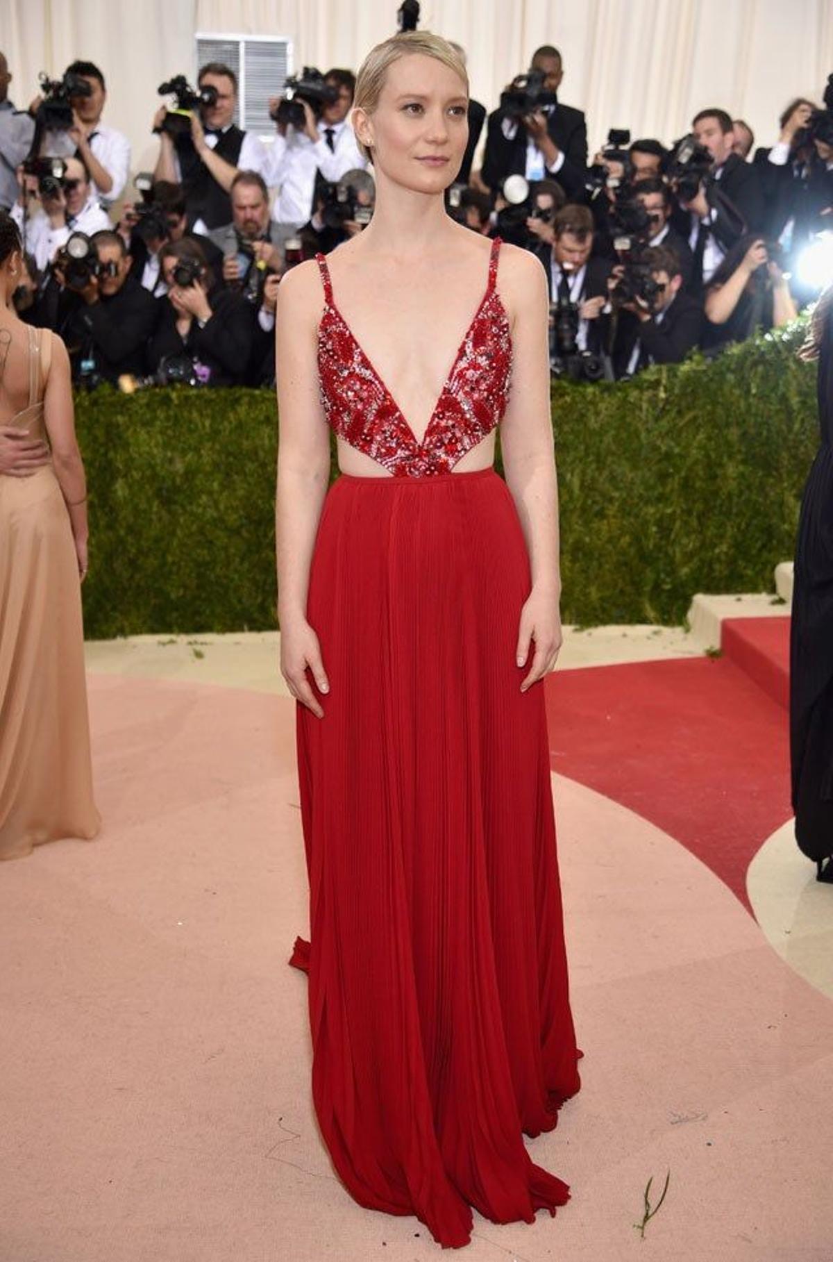 Mia Wasikowska, de Prada, en la alfombra roja de la gala Met 2016.