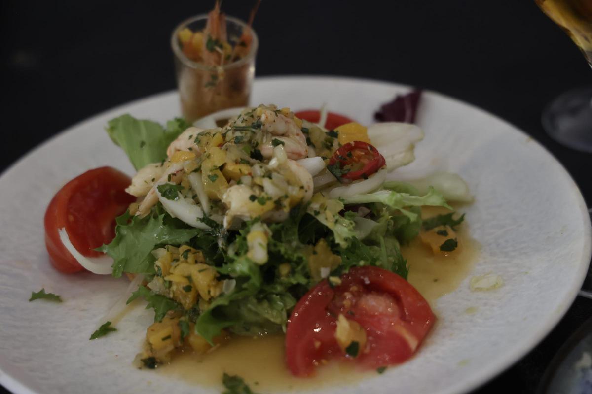 Ensalada de guacamole con ceviche de gamba blanca de Calpe, tomate y vinagreta de nísperos.