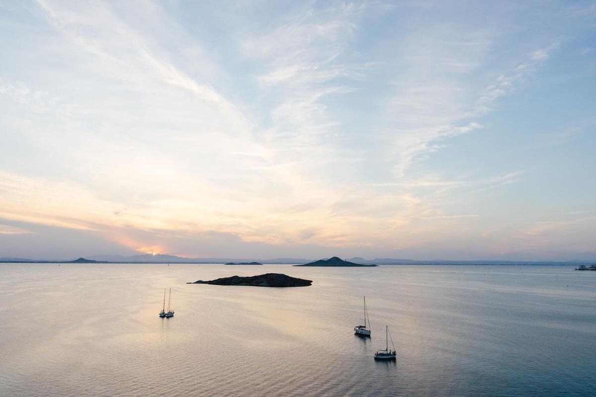 Si te apetece ver el amanecer en un mar y el atardecer en otro, tu destino es La Manga.