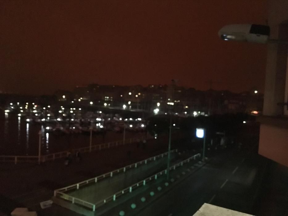 Oscuridad en Gijón por la nube de humo