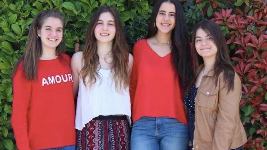 Clara Rodríguez (derecha) con sus compañeras Elena Cabeza, Sofía Goñi y Cristina Díaz.