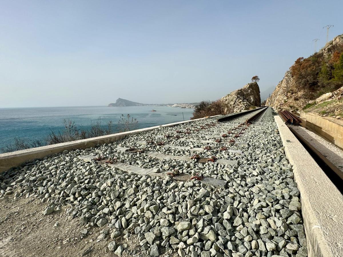 Las vías de la línea 9 del tram d'Alacant con el destino al fondo, Benidorm.