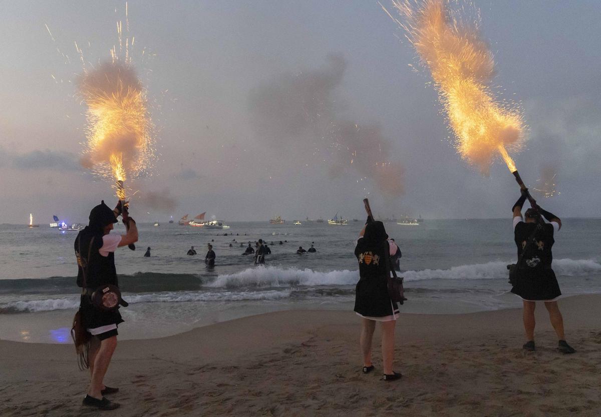 El Desembarco llena de épica la costa de La Vila