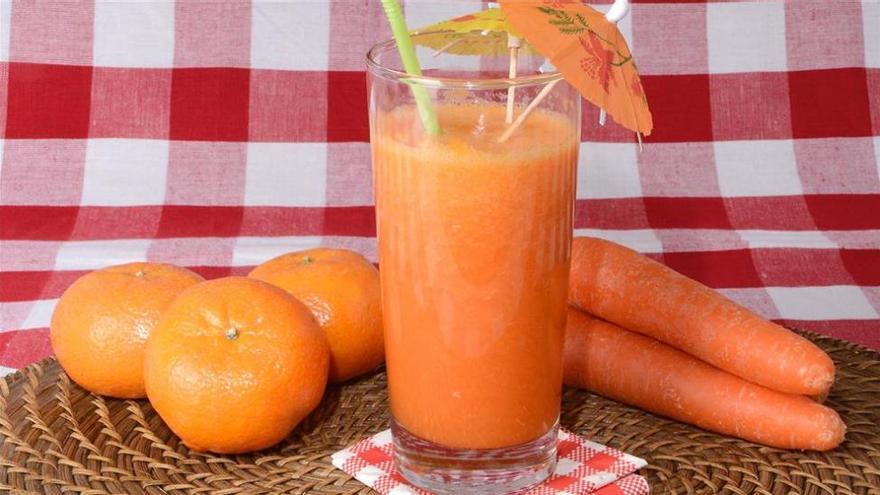 Elabora un refrescante y nutritivo zumo de  zanahoria y cítricos de la provincia