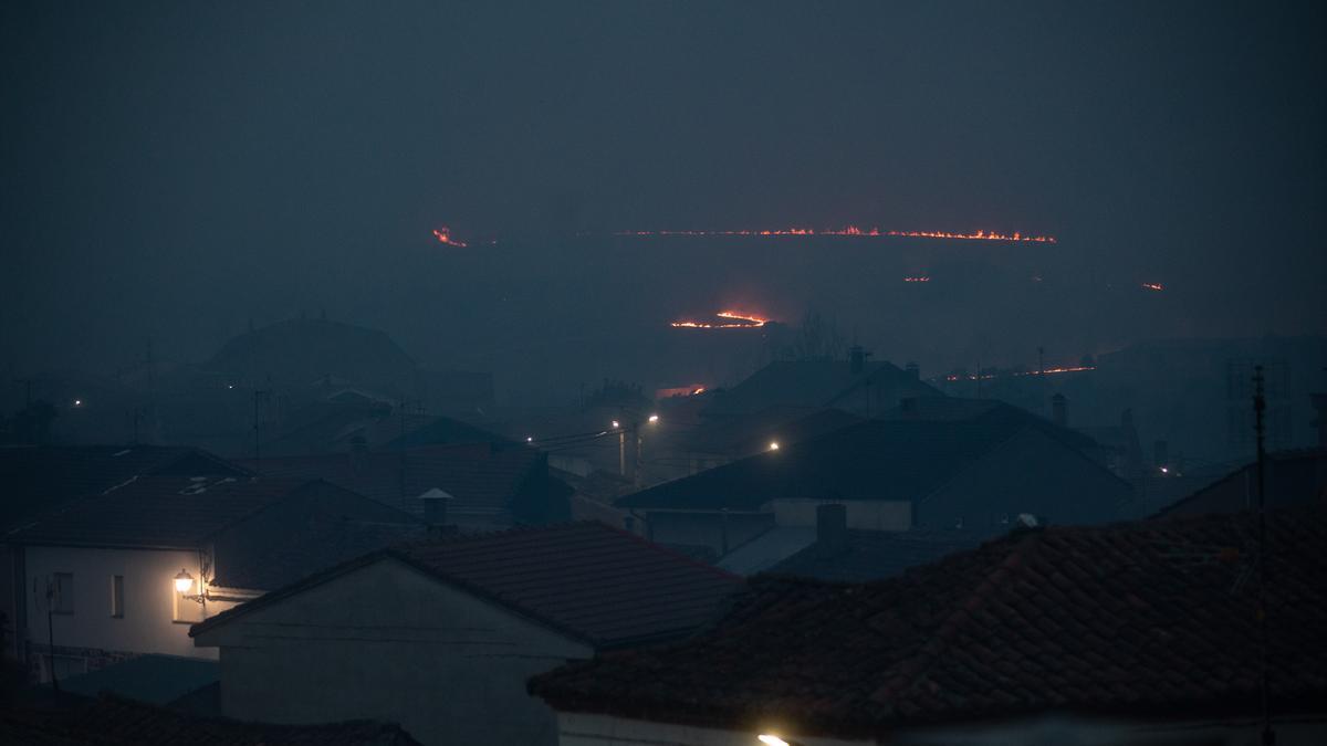 INCENDIO SIERRA DE LA CULEBRA NOCHE