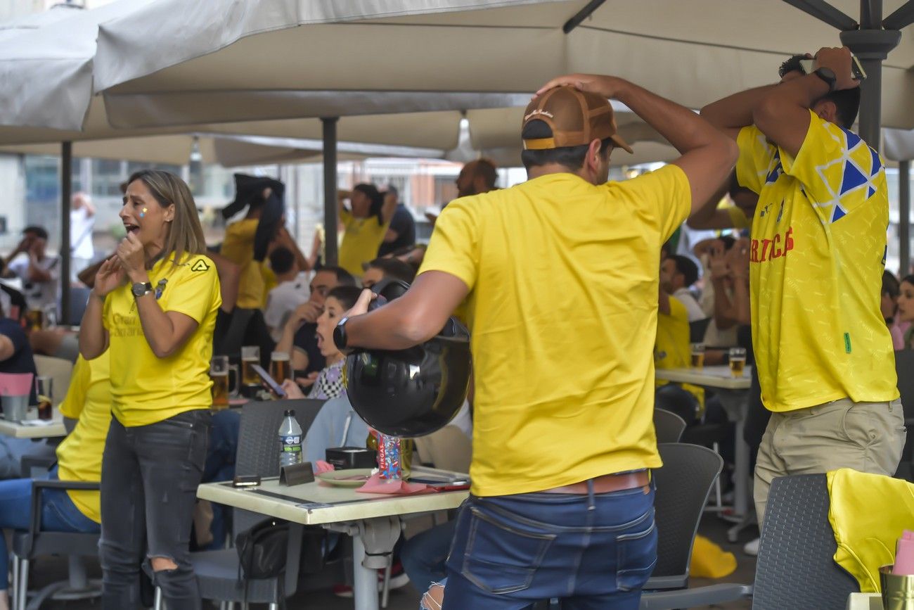 Aficionados de la UD ven la retransmisión del derbi canario en el Pilar