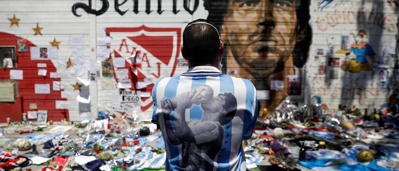 FILE PHOTO: People mourn the death of soccer legend Diego Armando Maradona, in Buenos Aires