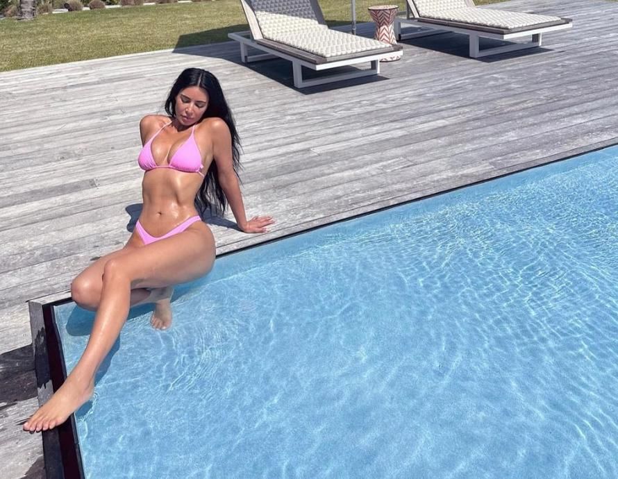 Kim Kardashian posa en bikini rosa