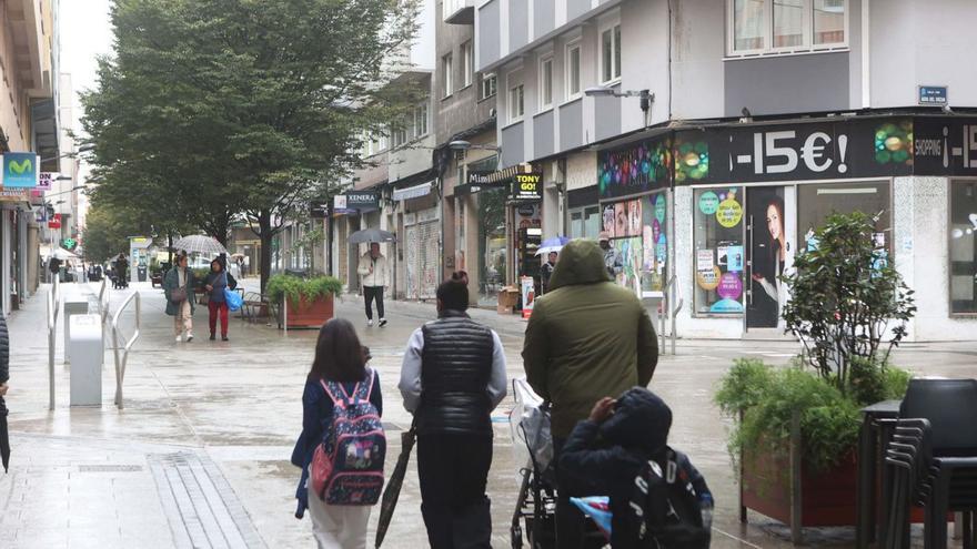 Vecinos pasean por la calle Barcelona. | Iago López