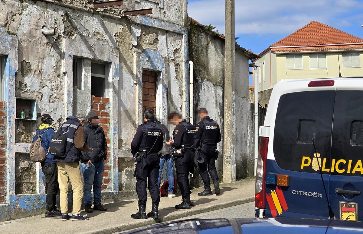 Policías junto a una vieja casa okupada de calle Cantabria donde los vecinos denuncian que se vende droga