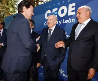 La patronal autonómica premia la trayectoria del zamorano Elier Ballesteros