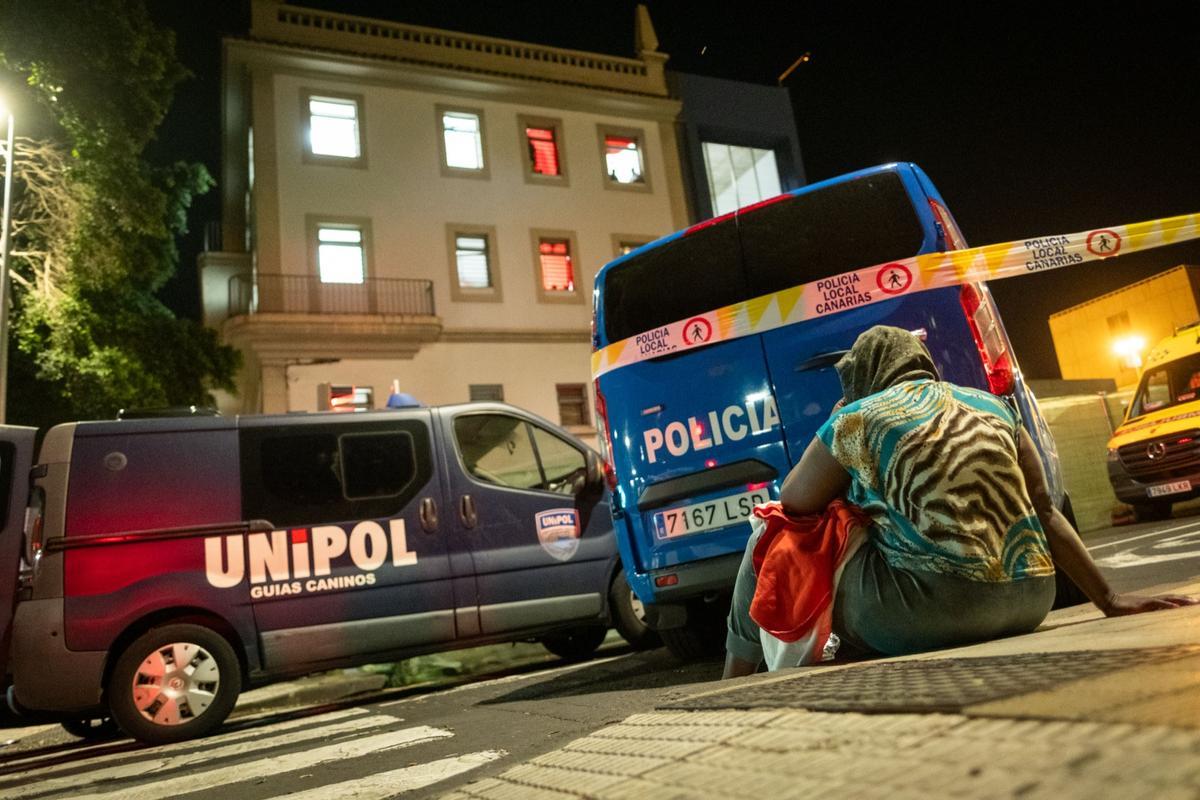 Inmigrantes se atrincheran en el interior de un centro de acogida de Santa Cruz de Tenerife
