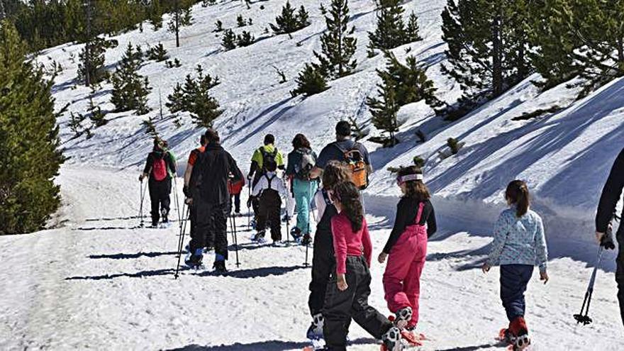 Un grup d&#039;excursionistes amb raquetes de neu al Pirineu