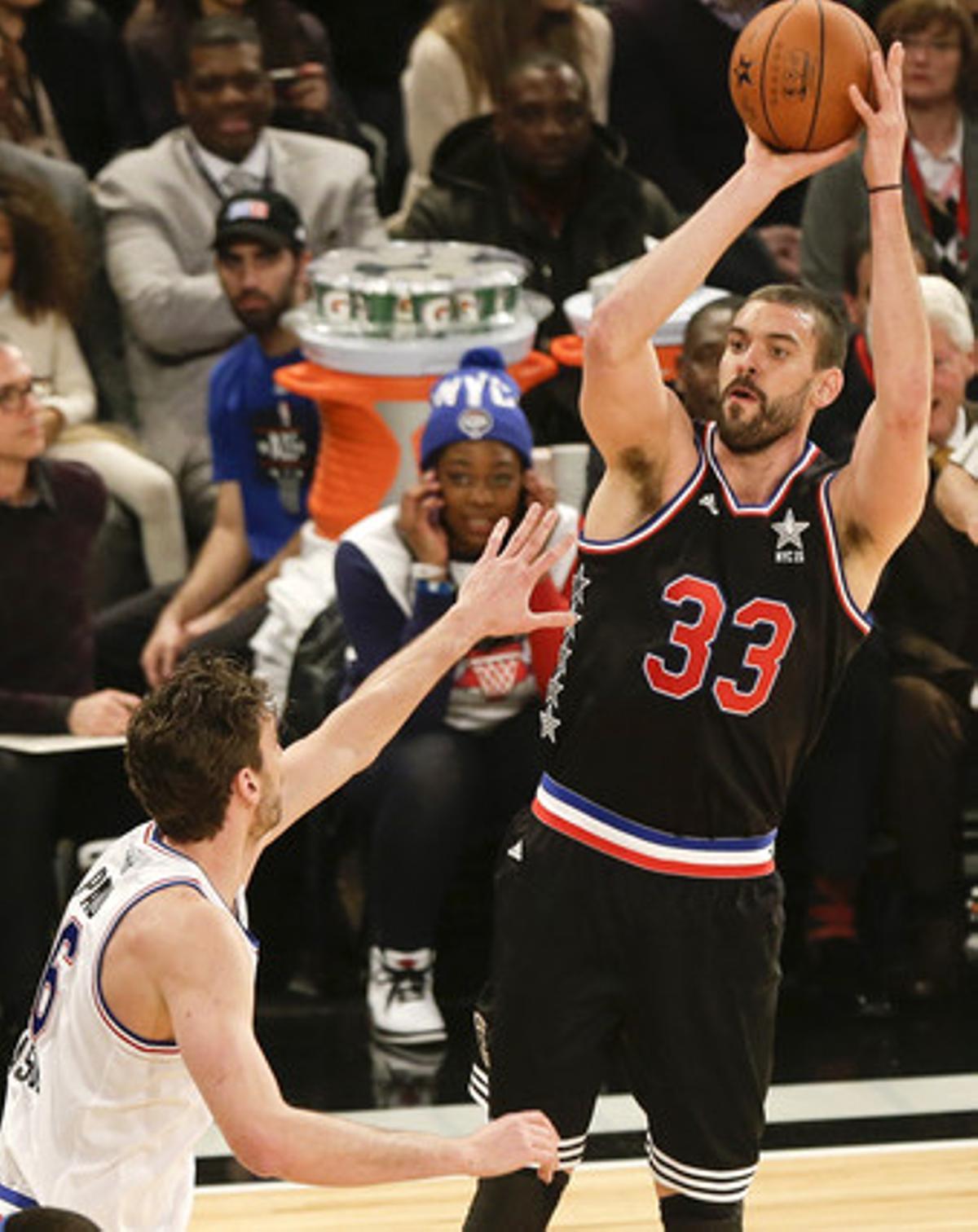 Los hermanos Gasol se disputan un balón.