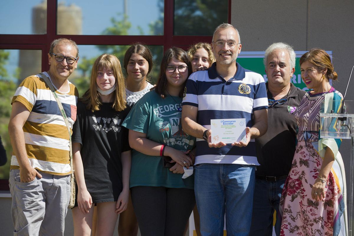 Alumnos del IES A recogiendo el premio.