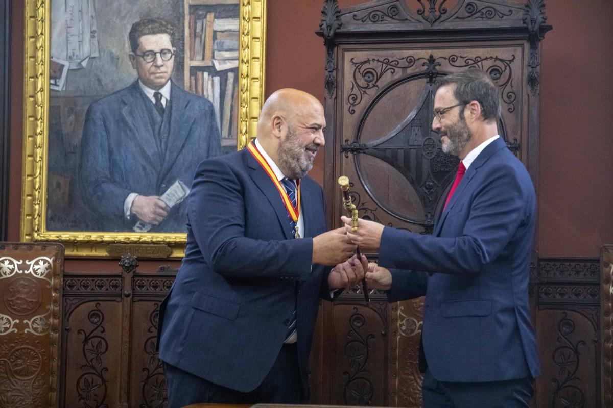 Martínez recibe la vara de mando de manos de José Hila.