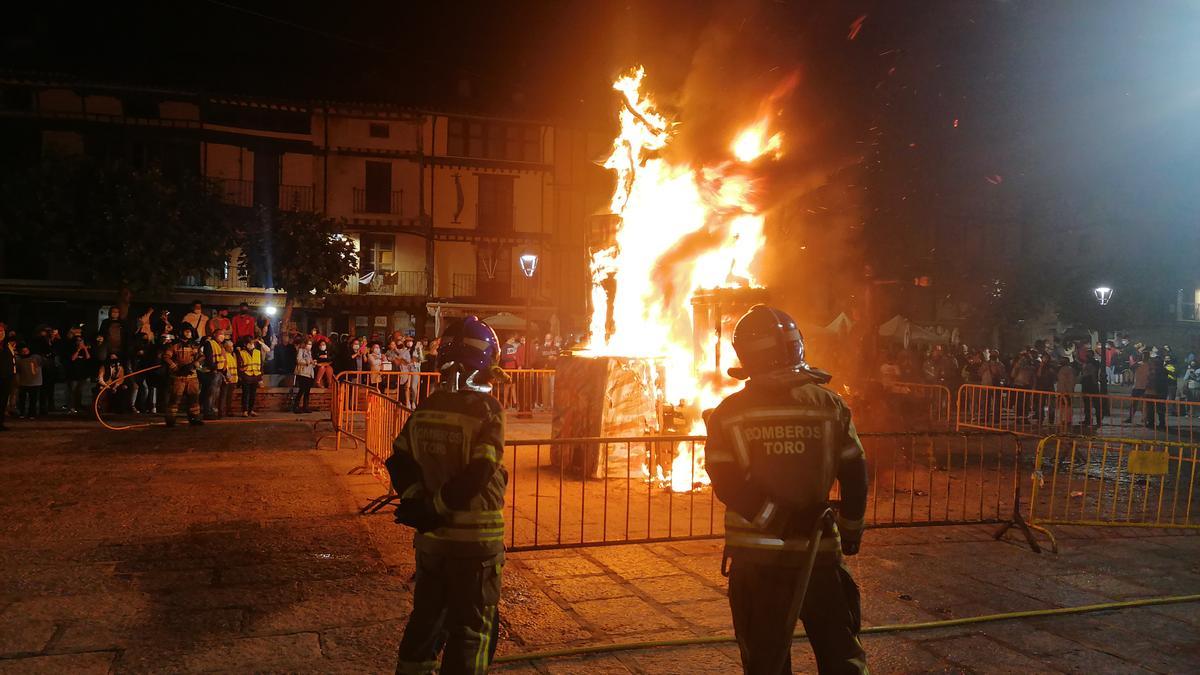 Hoguera de San Juan prendida en la Plaza Mayor de Toro, en una edición anterior